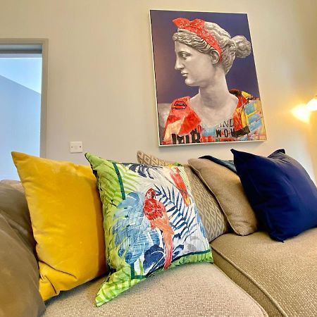 Beautiful Apartment - 5 Minute Walk To The Best Beach! - Great Location - Parking - Fast Wifi - Smart Tv - Newly Decorated - Sleeps Up To 4! Close To Bournemouth & Poole Town Centre ภายนอก รูปภาพ