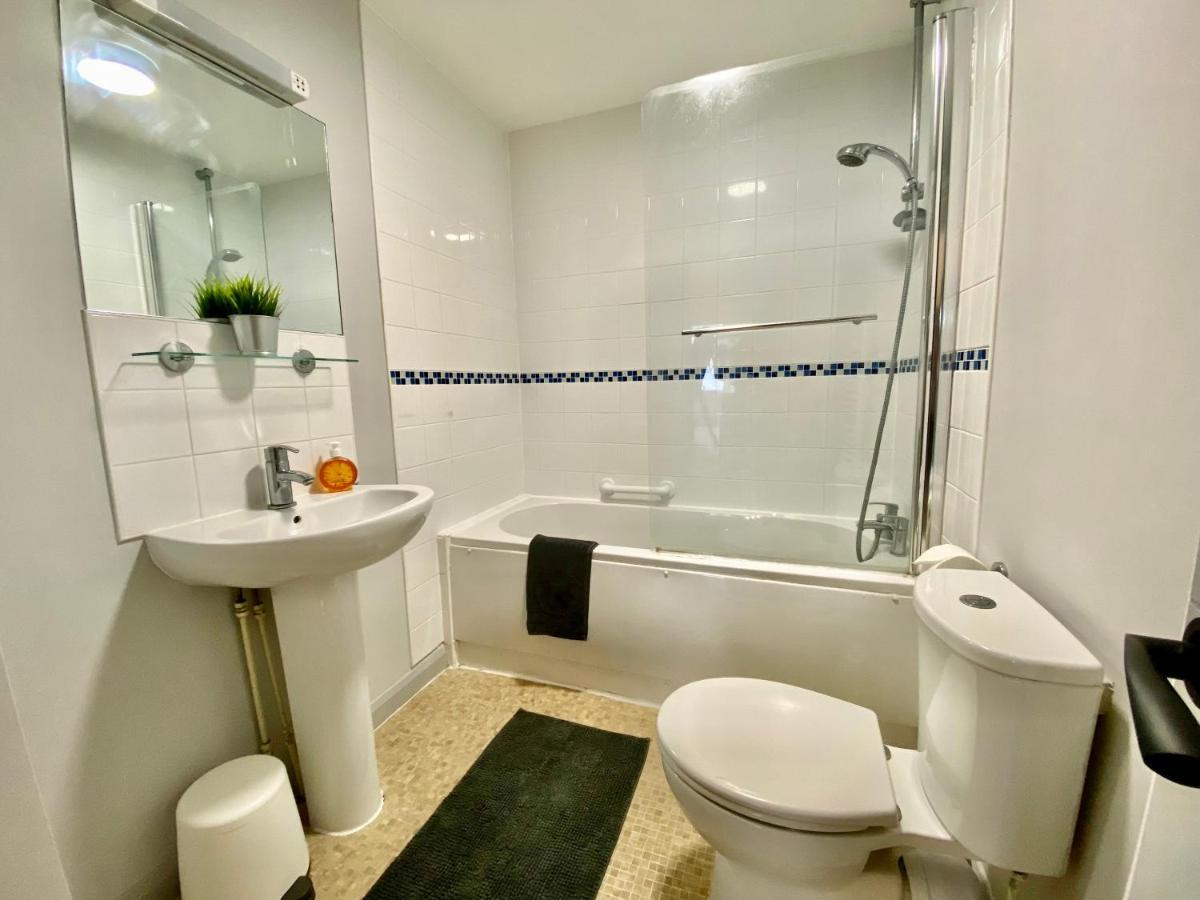 Beautiful Apartment - 5 Minute Walk To The Best Beach! - Great Location - Parking - Fast Wifi - Smart Tv - Newly Decorated - Sleeps Up To 4! Close To Bournemouth & Poole Town Centre ภายนอก รูปภาพ