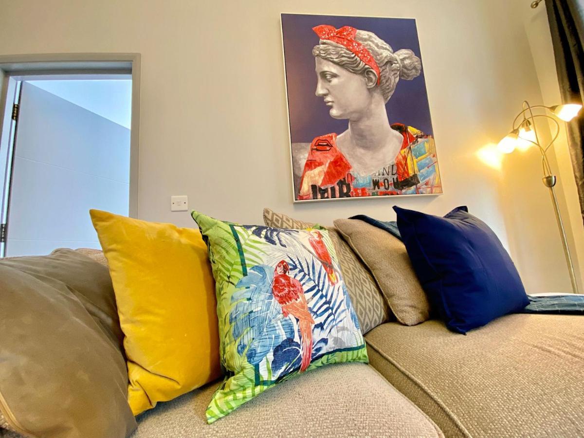 Beautiful Apartment - 5 Minute Walk To The Best Beach! - Great Location - Parking - Fast Wifi - Smart Tv - Newly Decorated - Sleeps Up To 4! Close To Bournemouth & Poole Town Centre ภายนอก รูปภาพ