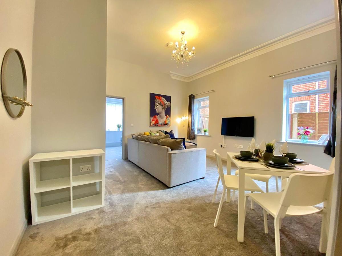 Beautiful Apartment - 5 Minute Walk To The Best Beach! - Great Location - Parking - Fast Wifi - Smart Tv - Newly Decorated - Sleeps Up To 4! Close To Bournemouth & Poole Town Centre ภายนอก รูปภาพ