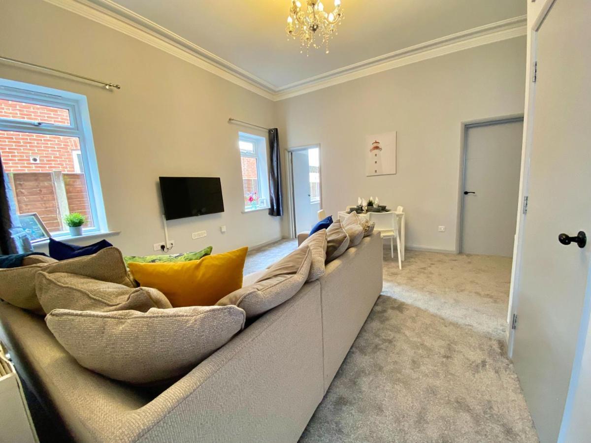 Beautiful Apartment - 5 Minute Walk To The Best Beach! - Great Location - Parking - Fast Wifi - Smart Tv - Newly Decorated - Sleeps Up To 4! Close To Bournemouth & Poole Town Centre ภายนอก รูปภาพ