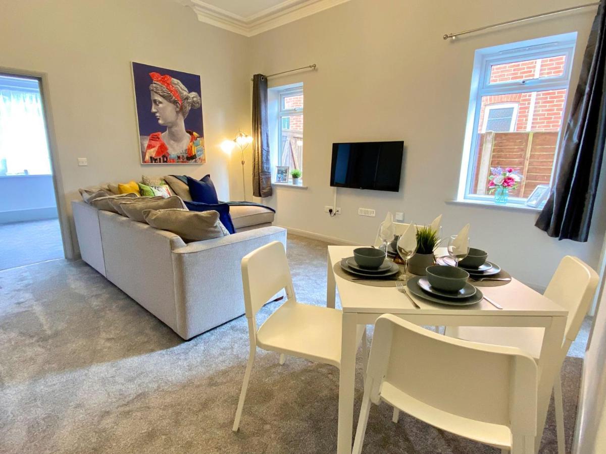 Beautiful Apartment - 5 Minute Walk To The Best Beach! - Great Location - Parking - Fast Wifi - Smart Tv - Newly Decorated - Sleeps Up To 4! Close To Bournemouth & Poole Town Centre ภายนอก รูปภาพ