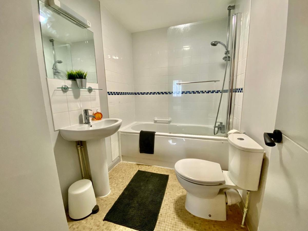 Beautiful Apartment - 5 Minute Walk To The Best Beach! - Great Location - Parking - Fast Wifi - Smart Tv - Newly Decorated - Sleeps Up To 4! Close To Bournemouth & Poole Town Centre ภายนอก รูปภาพ